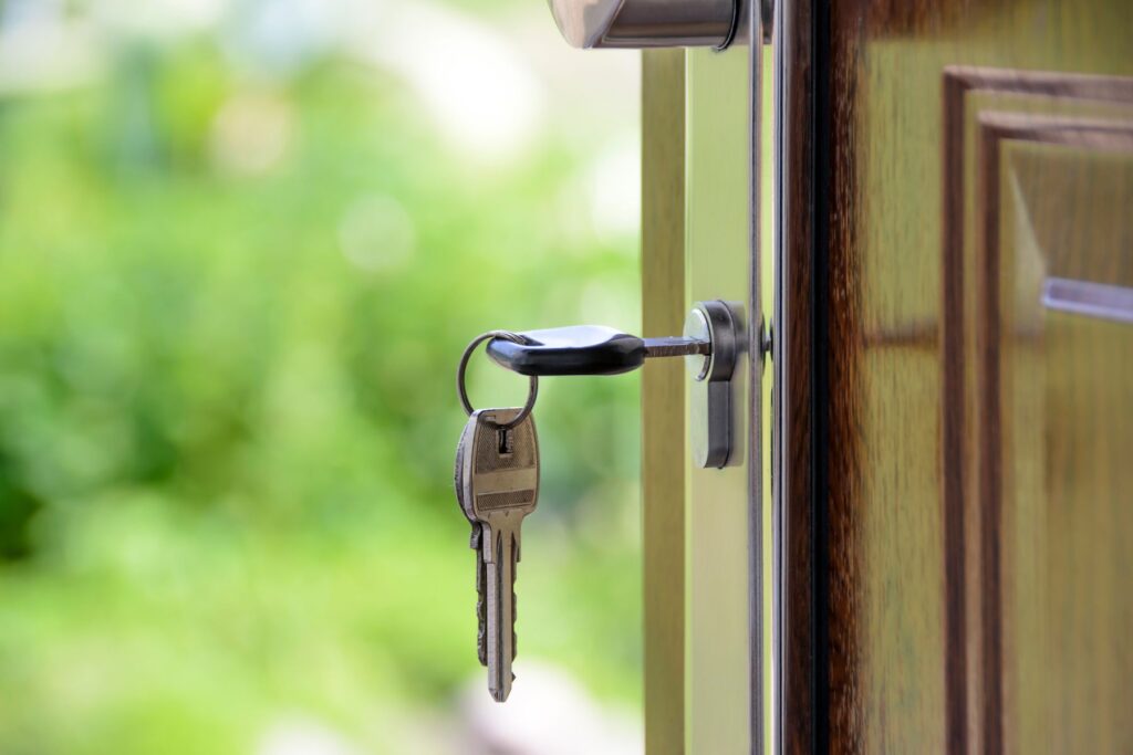 Porte bloquée avec une personne fragile à l’intérieur : les bons réflexes
